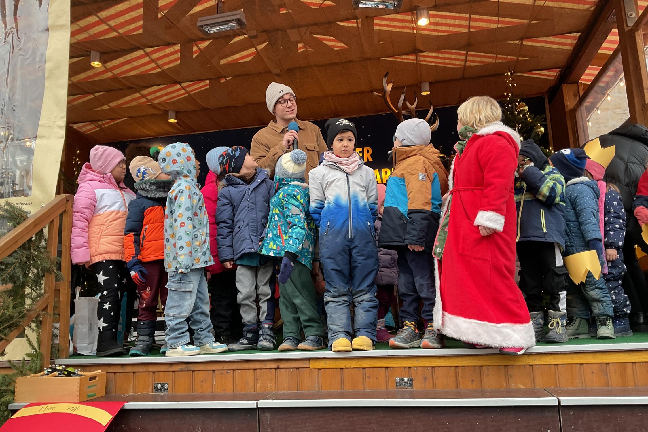 Auftritt auf der Bühne am Christkindlesmarkt