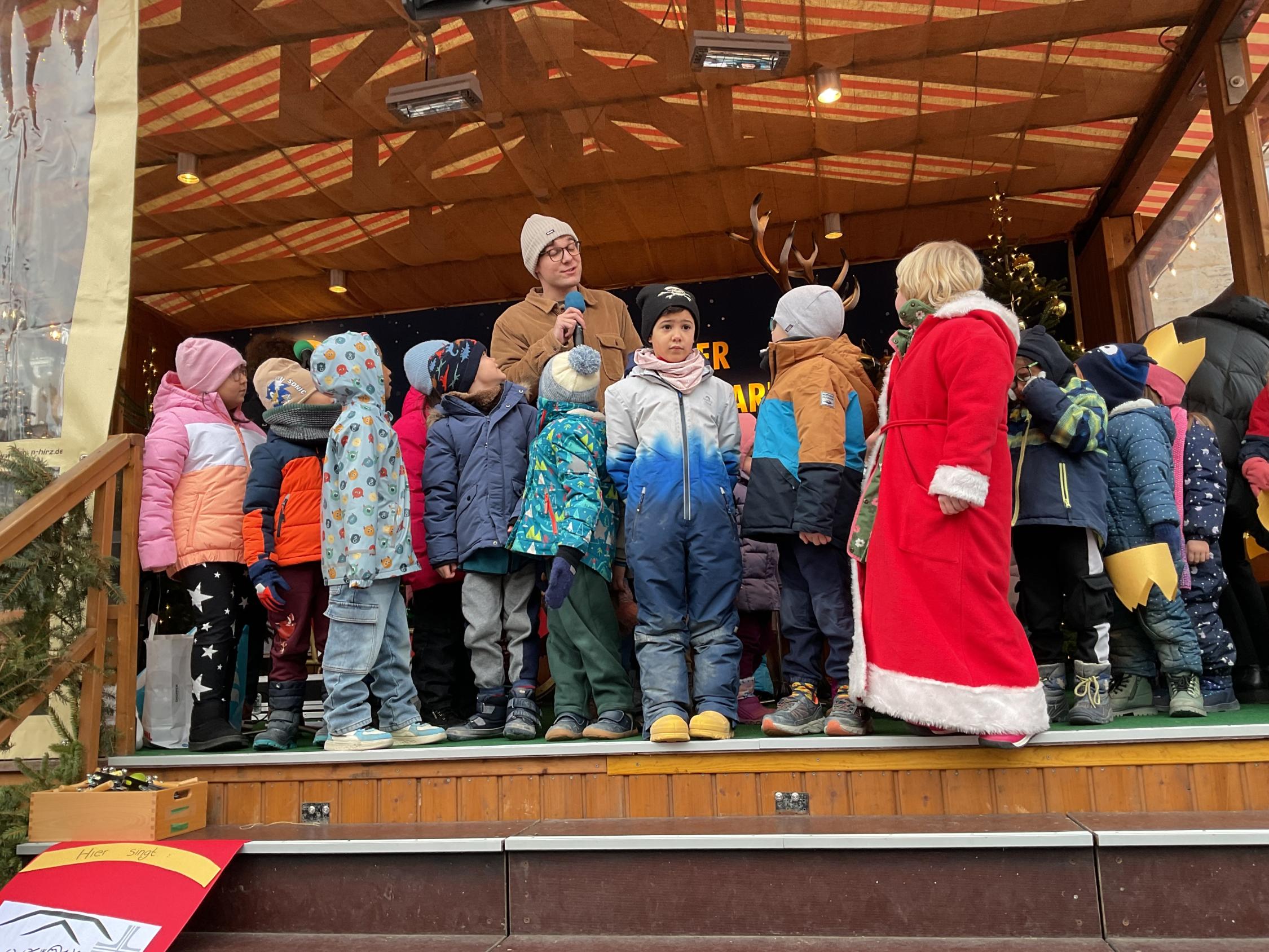 Auftritt auf der Bühne am Christkindlesmarkt