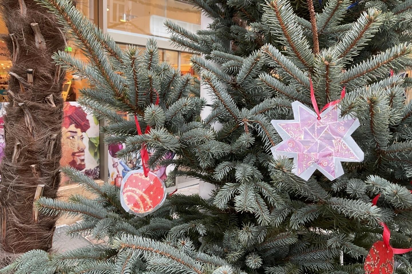 Weihnachtsbaum schmücken