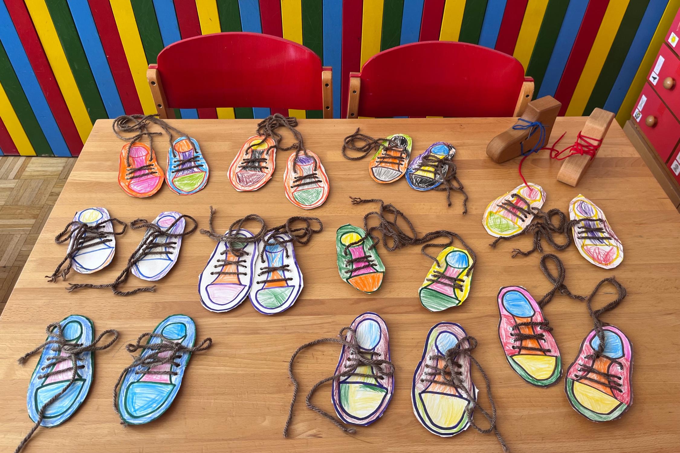 Vorschulkinder binden Schuhe