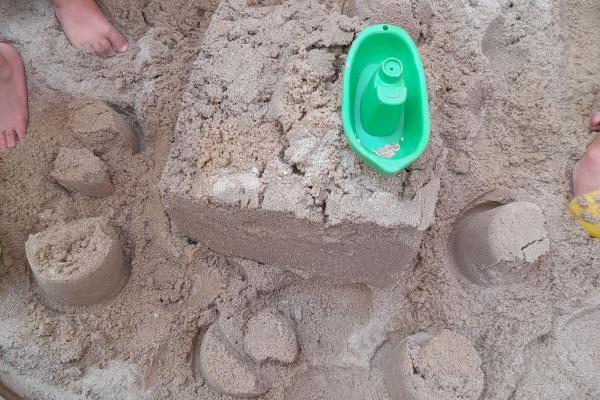 Experiment mit Sand und Wasser